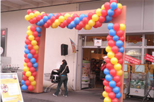 Ladeneingang mit bunten Ballons