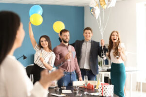 Firmenfeier mit Kollegen und Ballons