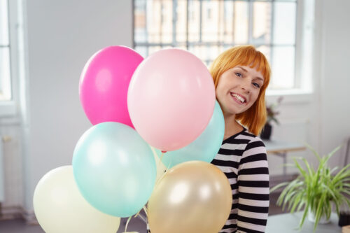 Frau mit bunten Ballons
